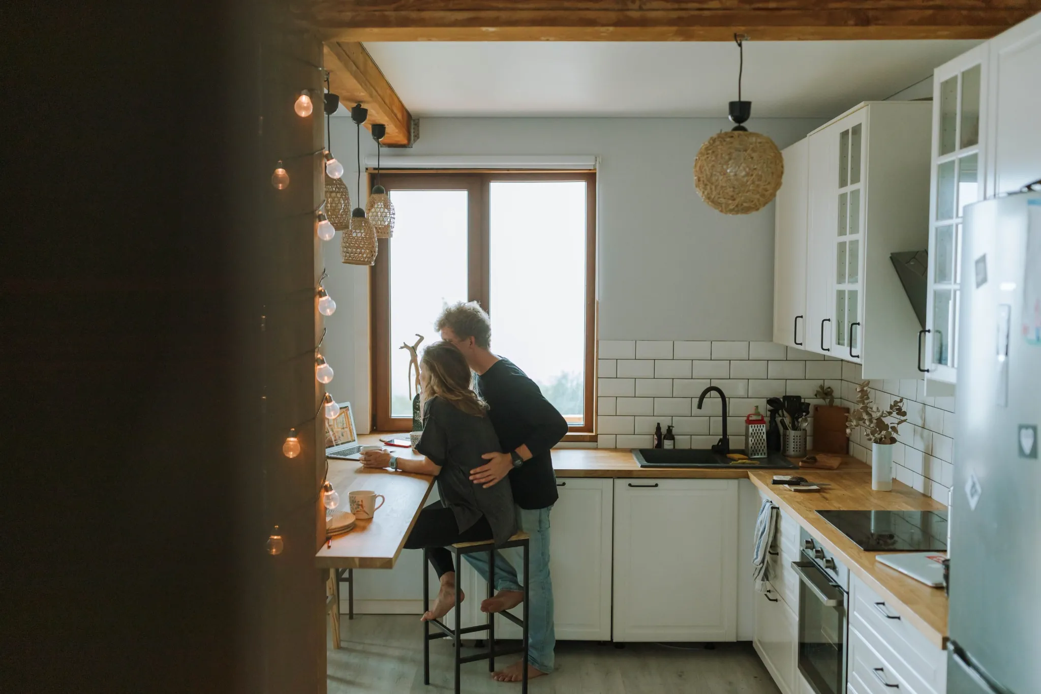 Pareja revisando documentación para comparar alternativas
