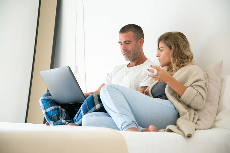 Couple préparant le budget de son projet immobilier
