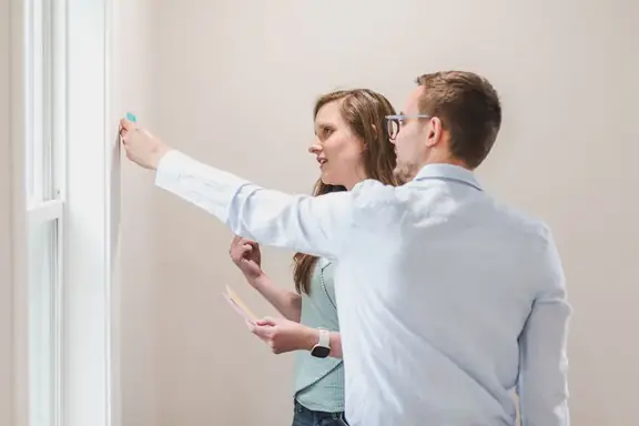 Couple étudiant des documents liés à un prêt immobilier