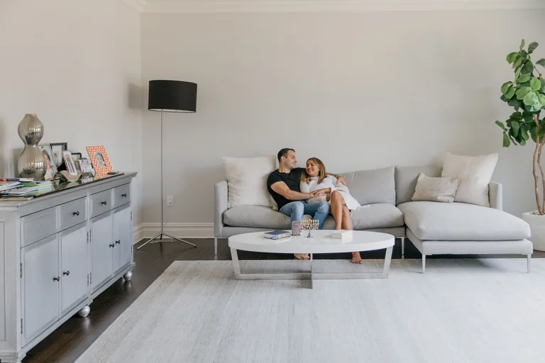 Couple installé dans son salon après un projet immobilier