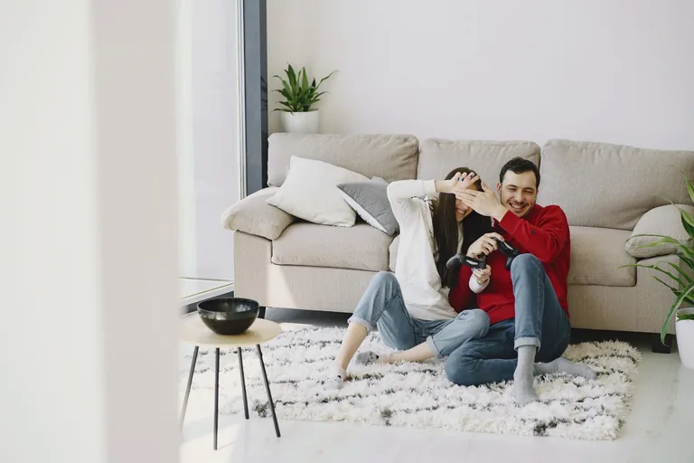 Couple dans son logement préparant un projet immobilier
