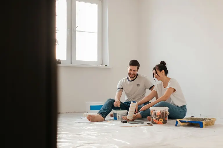 Couple préparant un dossier de financement