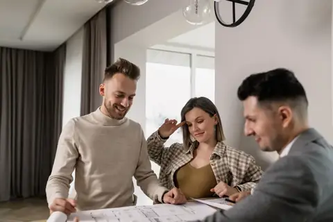 Couple préparant un dossier immobilier