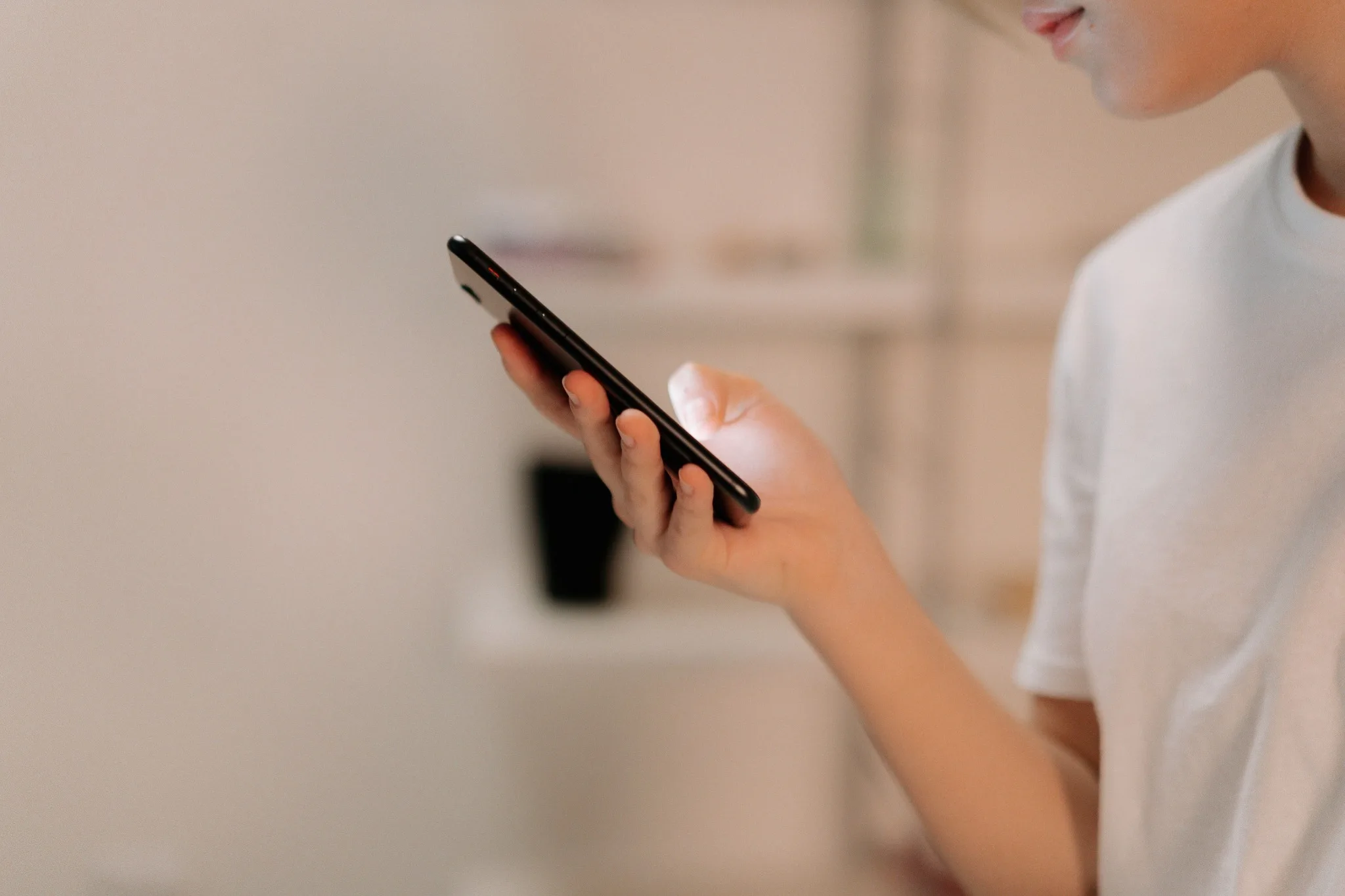 Persona utilizando el teléfono para contactar