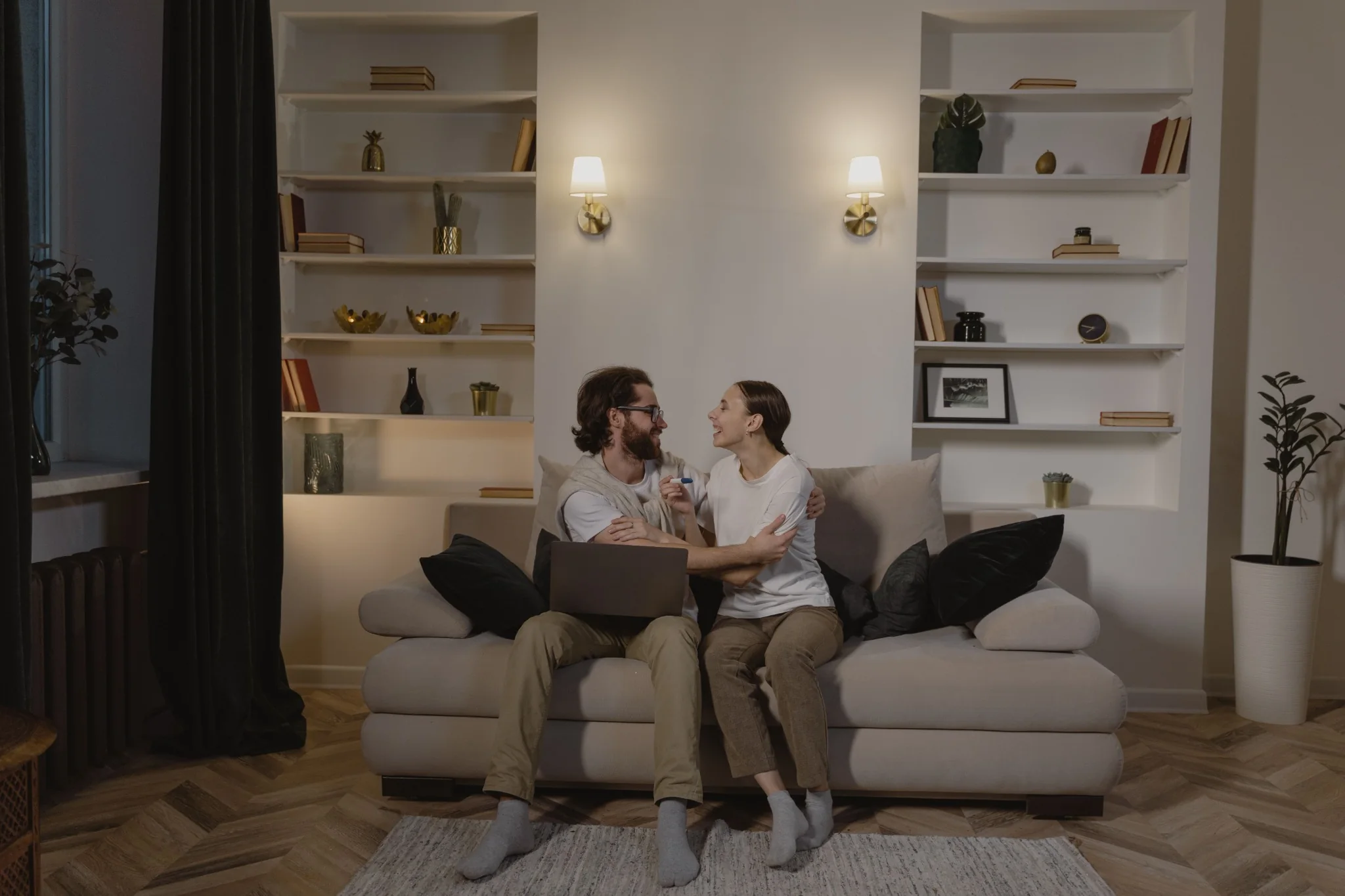 Pareja consultando información desde casa