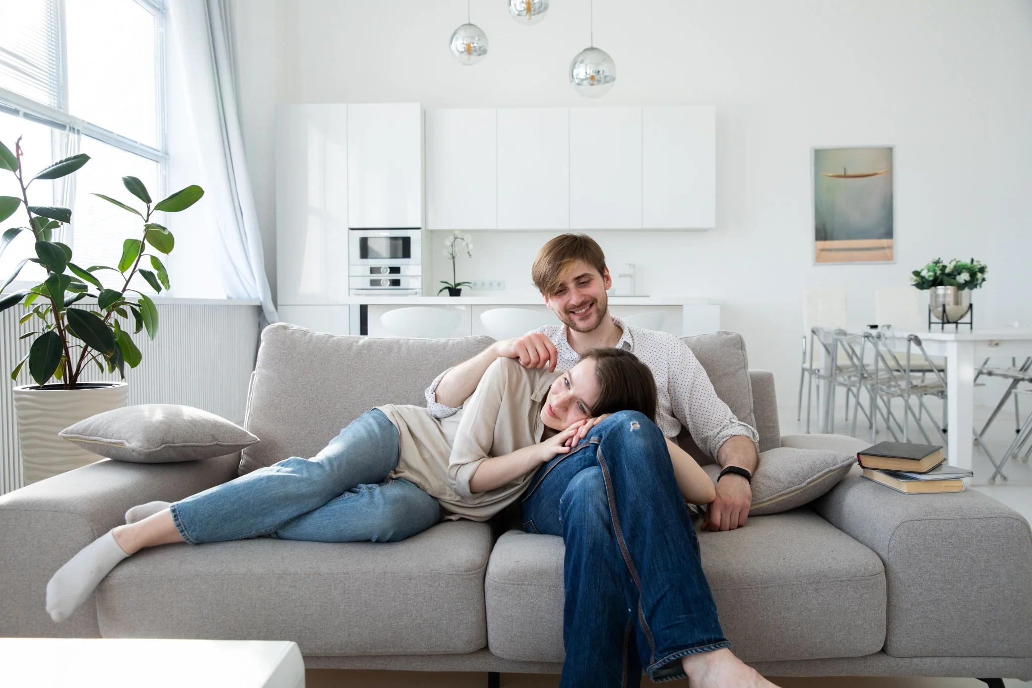 Pareja relajándose en casa