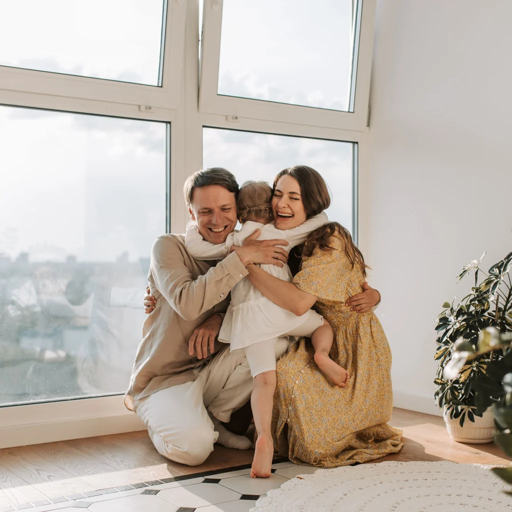 Familia abrazándose en su hogar