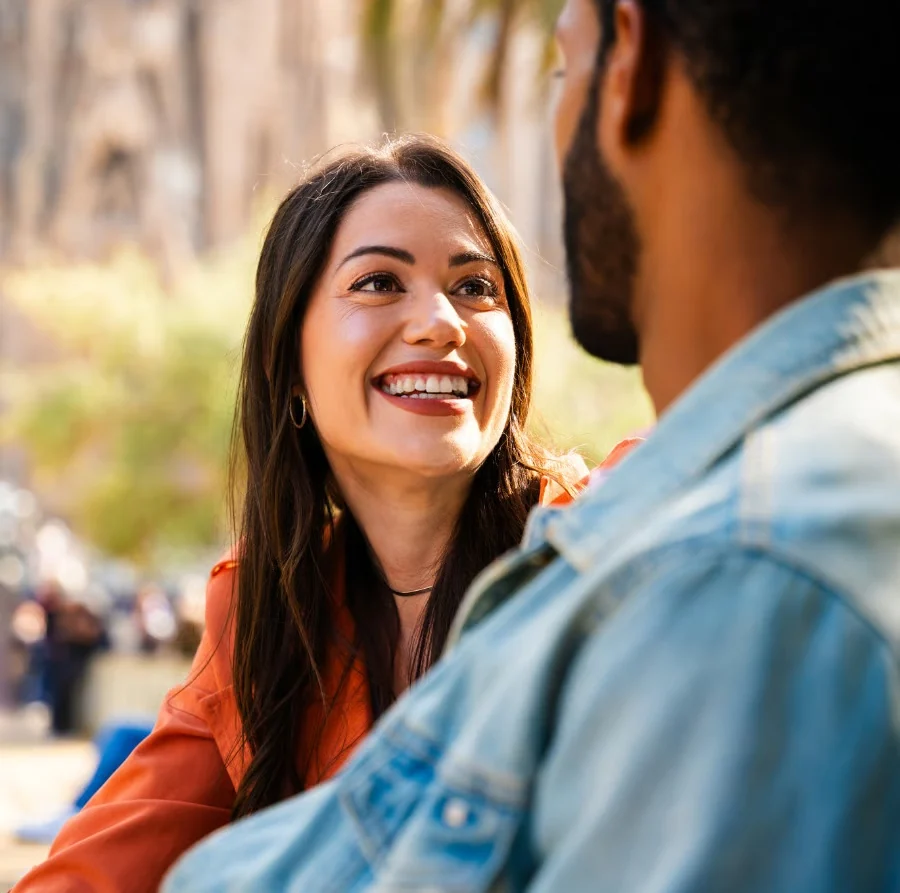 Mujer conversando con una persona