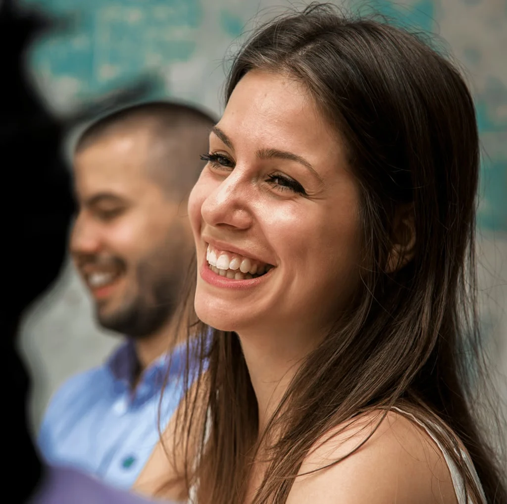 Mulher a sorrir durante uma conversa sobre financiamento de habitação