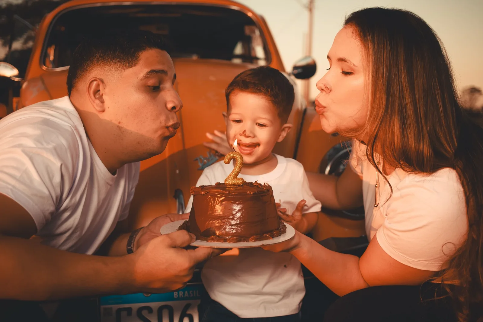 Familia celebrando un momento cotidiano junta en un ambiente cálido