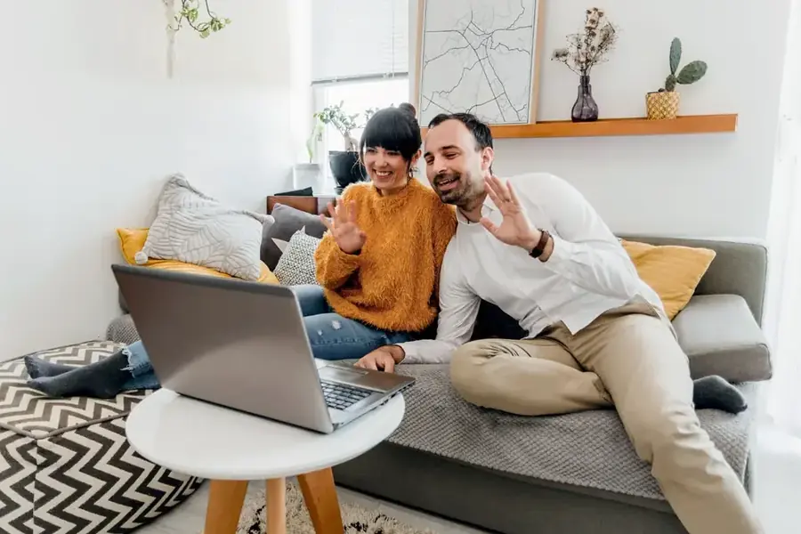 Coppia che valuta online un mutuo al 100 per cento senza garante personale