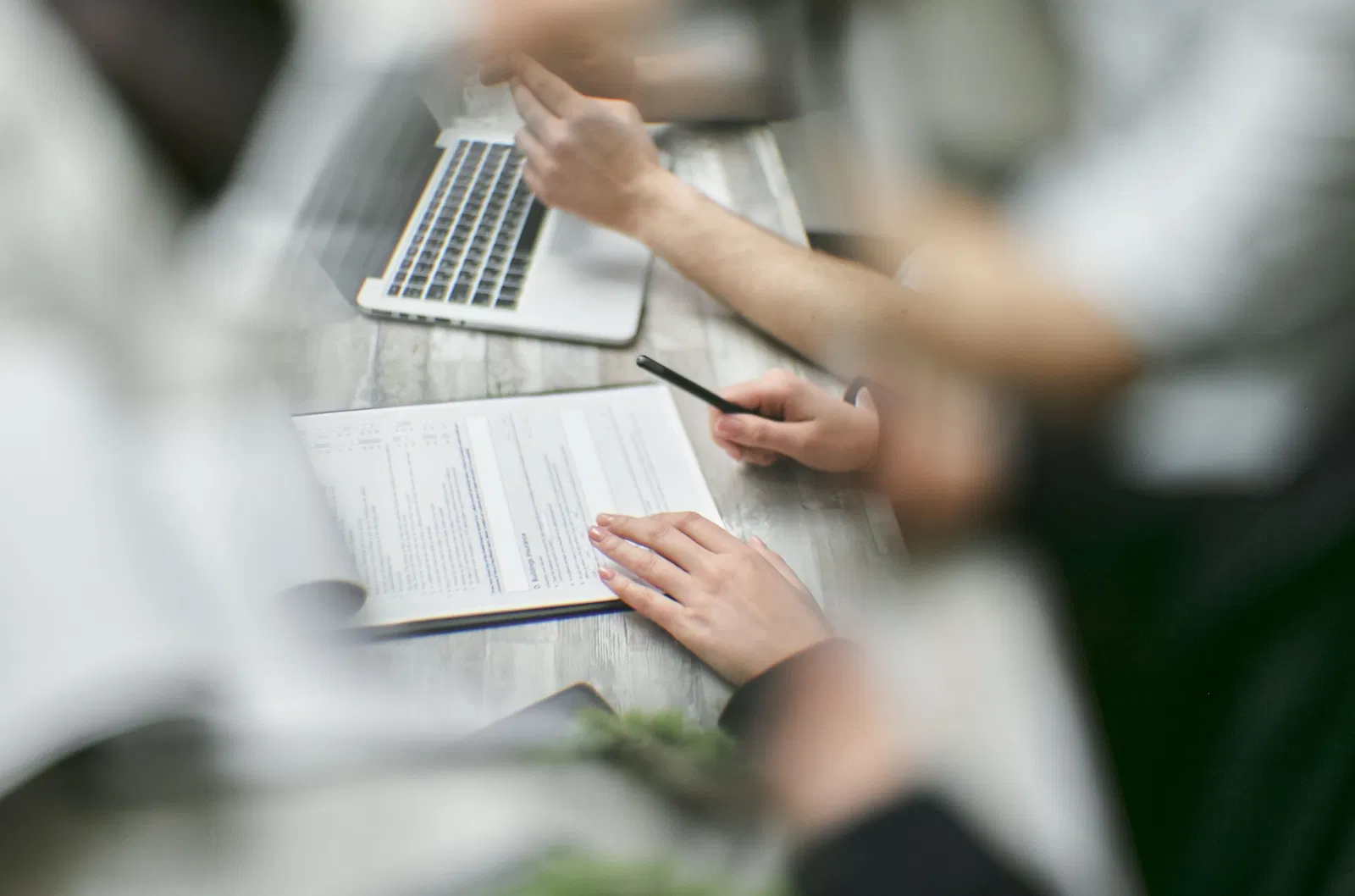 Documenti e laptop durante la preparazione di una pratica di mutuo