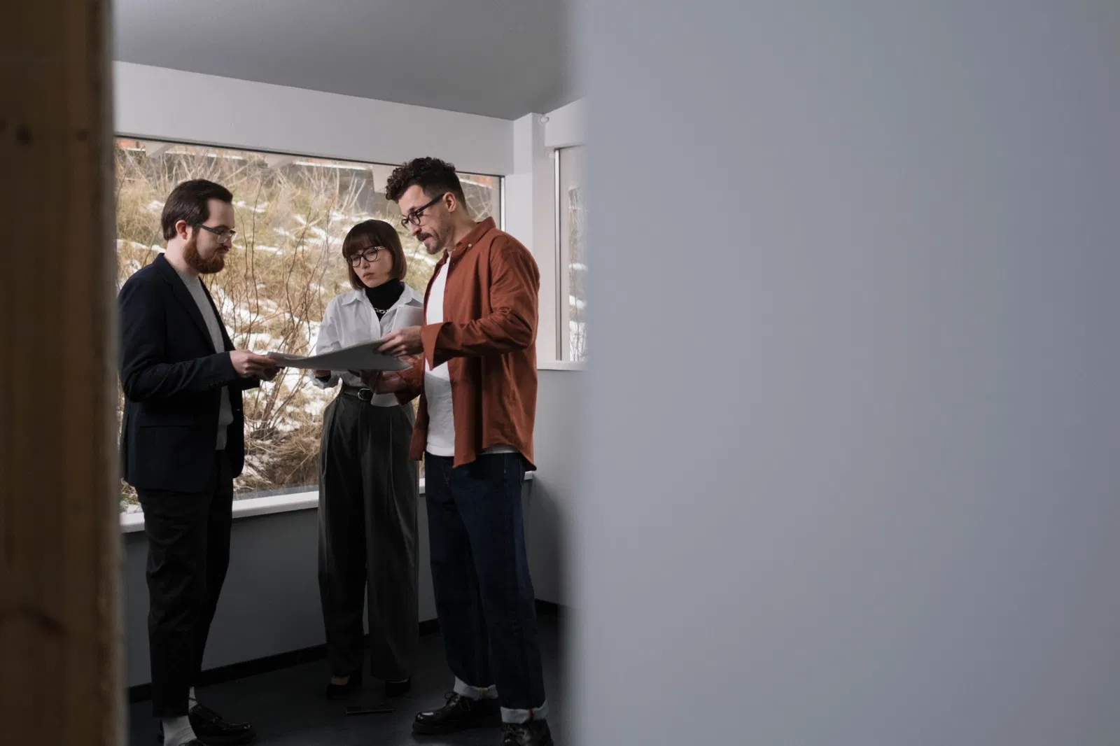 Coppia con consulente durante una visita immobiliare