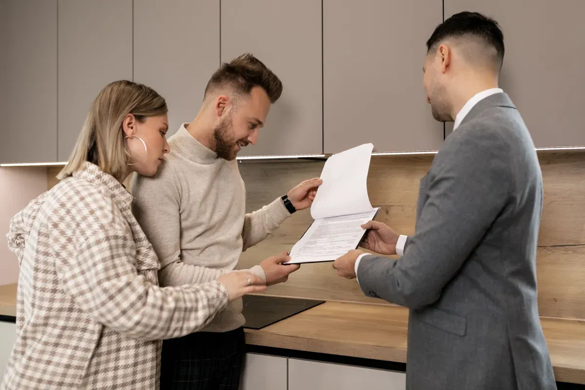 Coppia che esamina documenti con un consulente