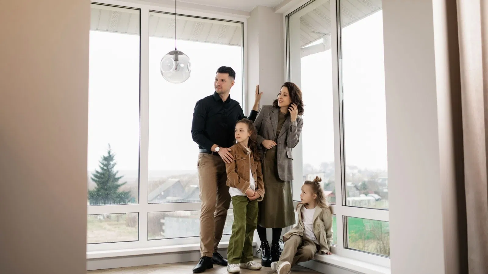 Famiglia in una casa luminosa dopo un trasferimento