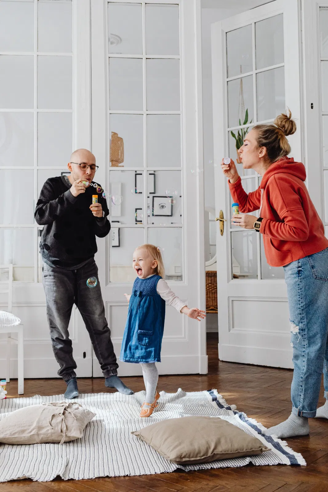 Familia jugando en casa con su hija