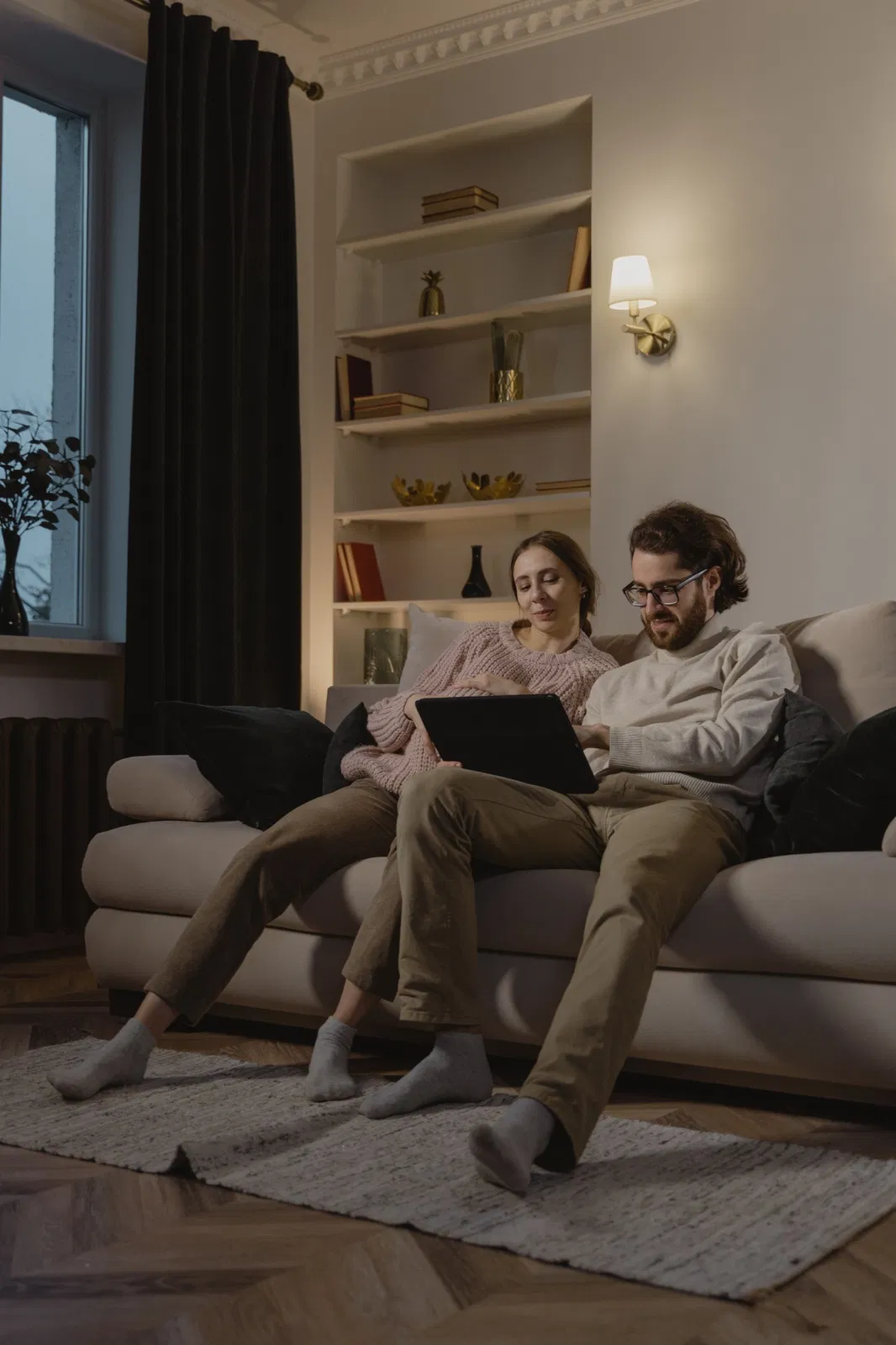 Pareja joven revisando documentación de vivienda con una asesora