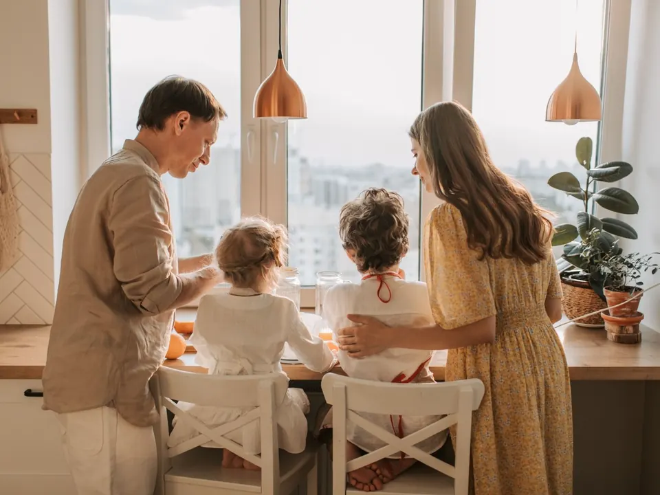 Famiglia che valuta il budget per comprare casa