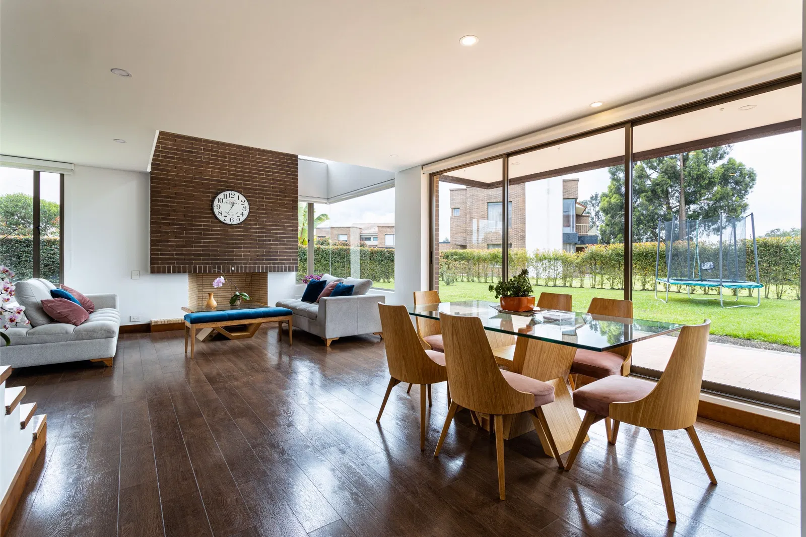 Famiglia in una casa luminosa dopo l’acquisto