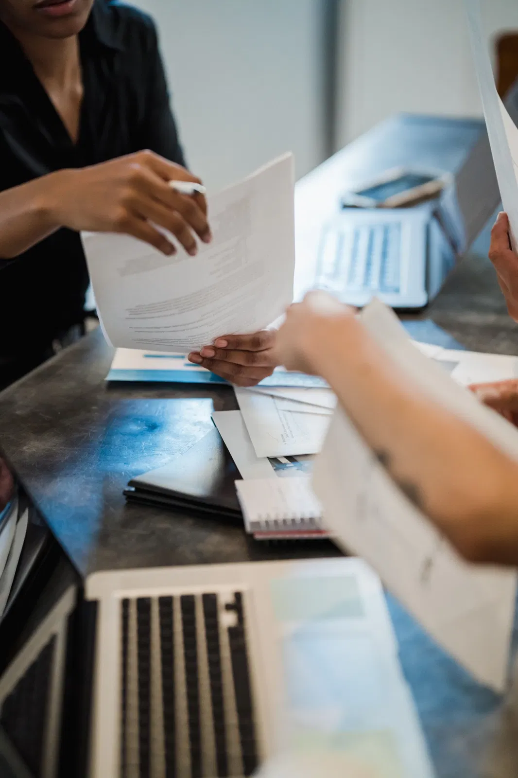 Documenti finanziari e pratica di mutuo su una scrivania