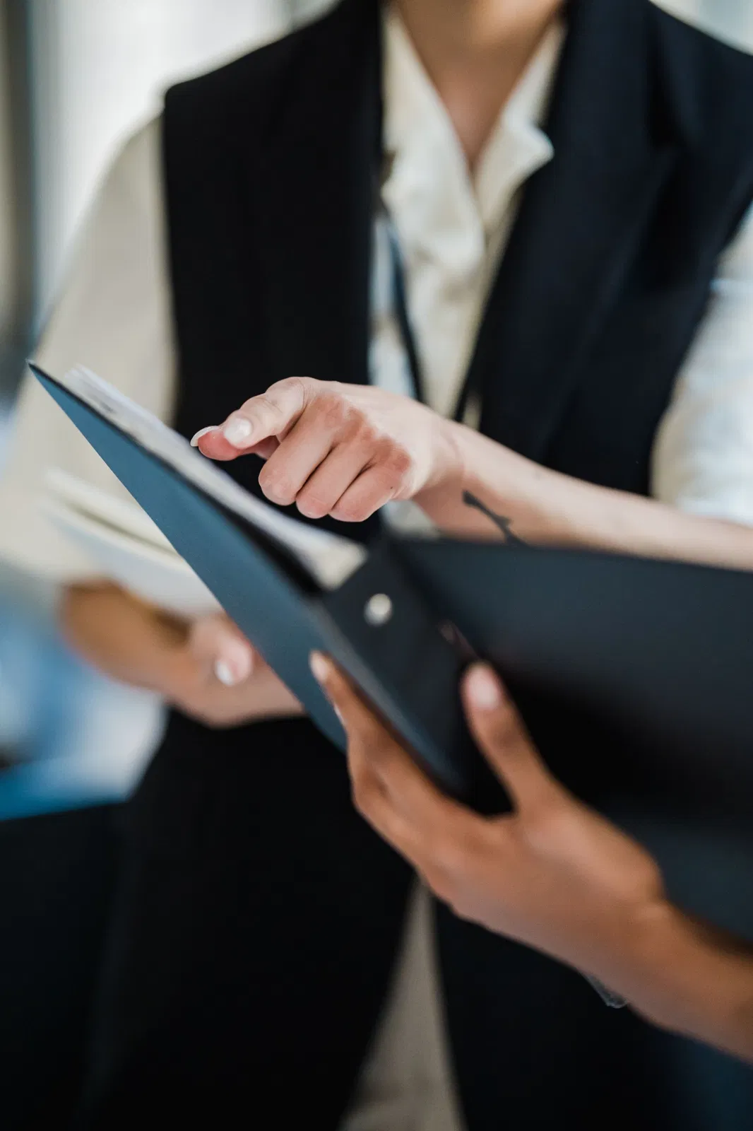 Professionista che utilizza un tablet durante una consulenza