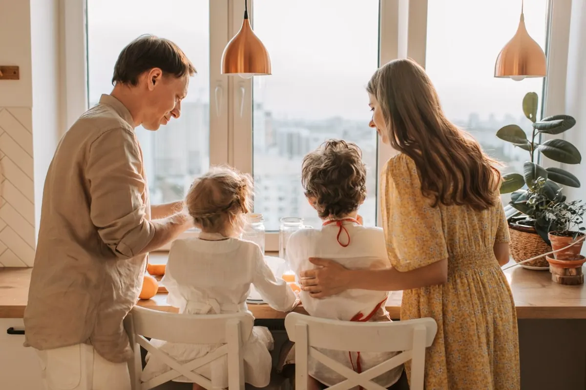 Famiglia che pianifica budget e acquisto casa