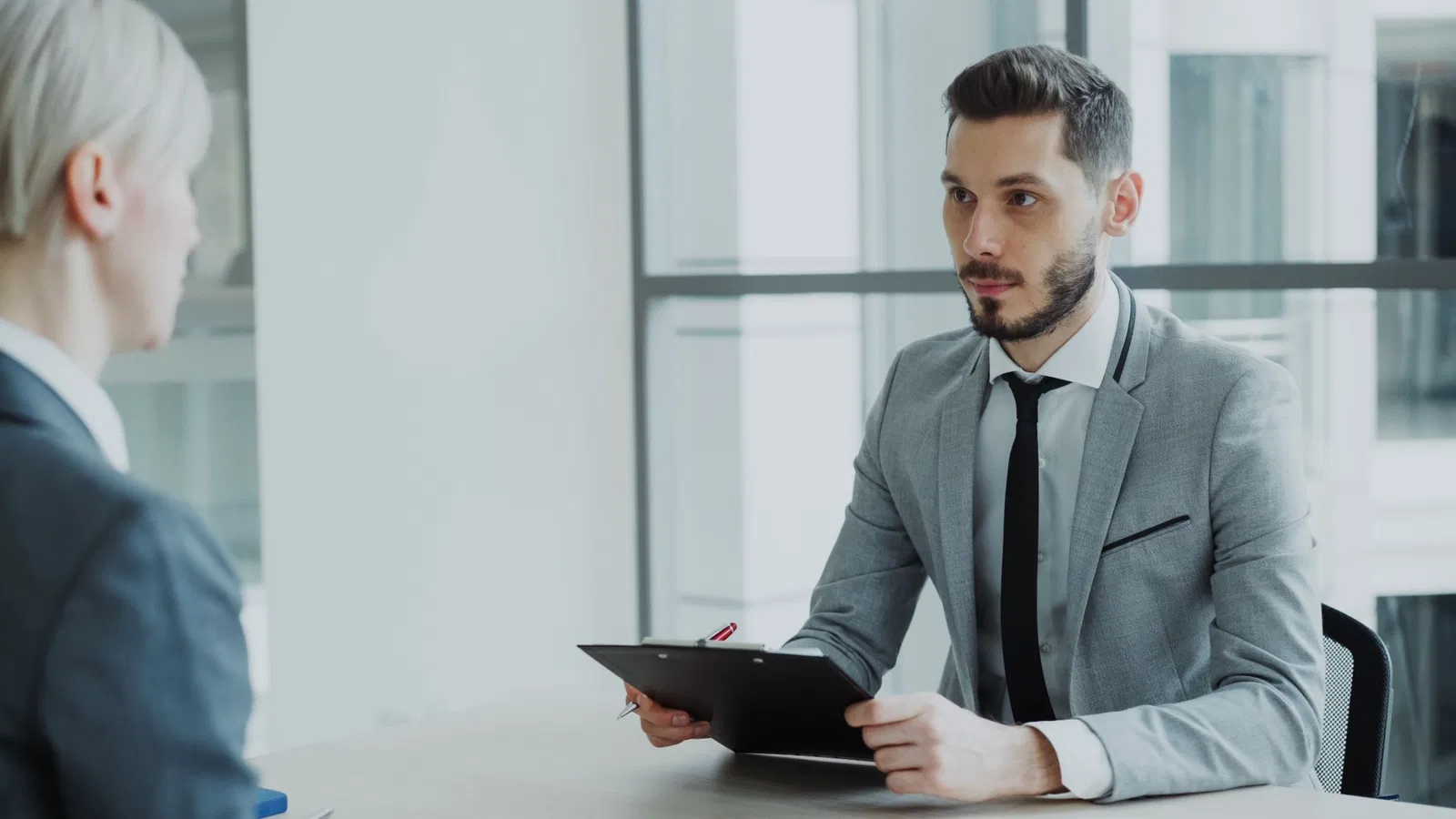 Consulente che analizza documenti relativi a un mutuo