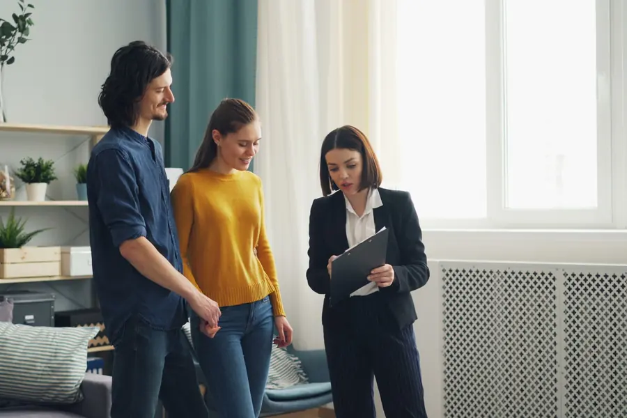 Famiglia che valuta un mutuo al 90 per cento con garanzia pubblica