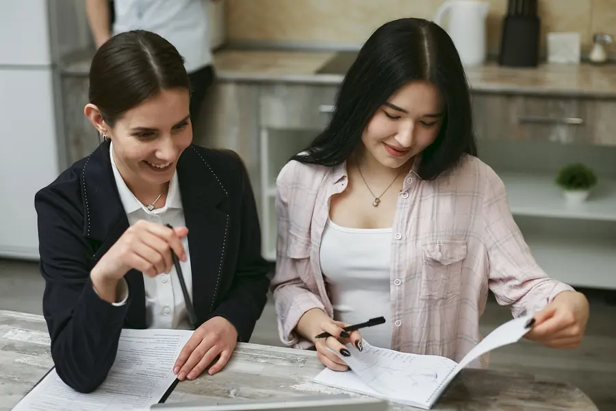 Consulente che esamina documenti di mutuo con una cliente