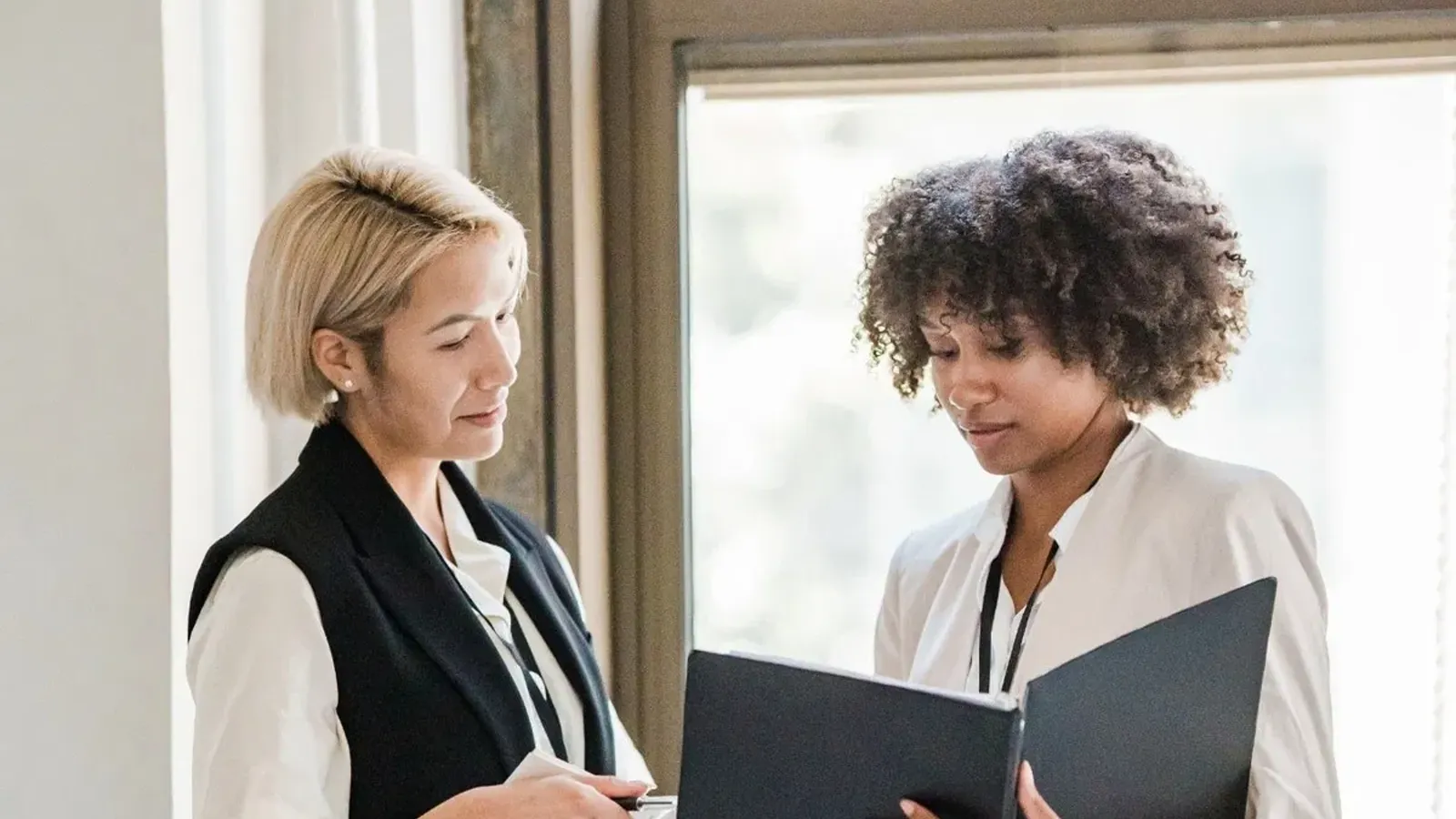 Professionisti che discutono condizioni e documenti di un mutuo