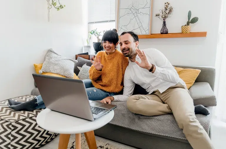 Coppia che calcola il budget del mutuo al computer