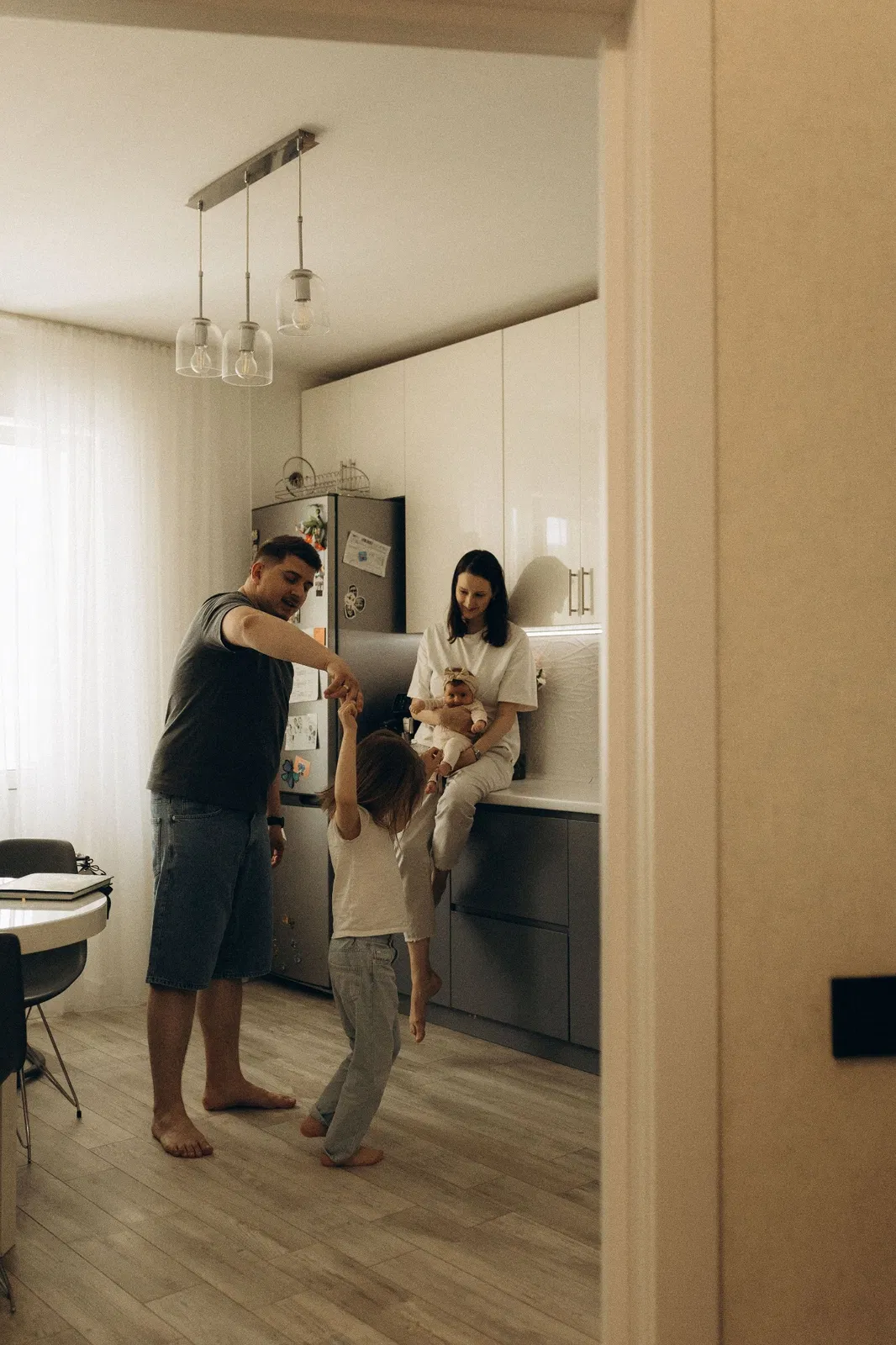 Familia compartiendo tiempo en la cocina de su vivienda