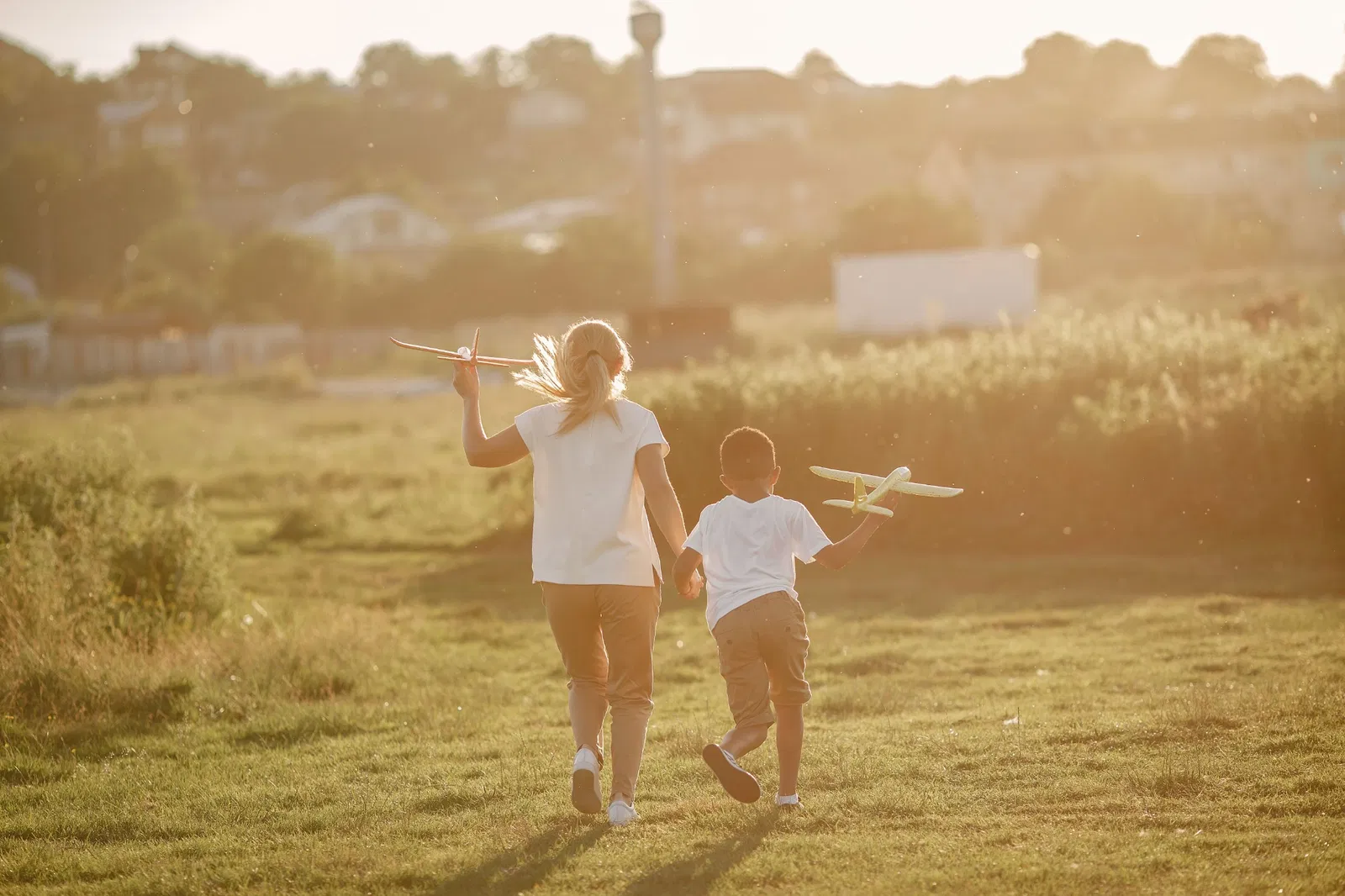 Niños caminando al atardecer en un ambiente sereno