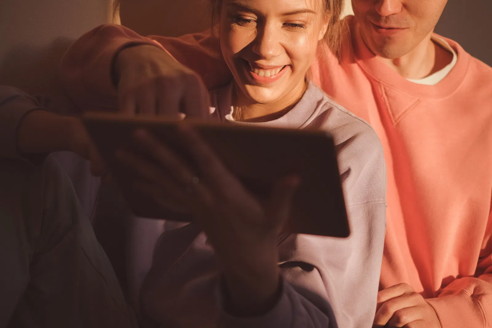 Pareja consultando información hipotecaria desde el sofá de casa