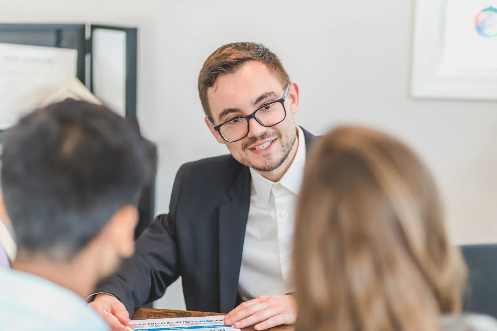 Asesor financiero conversando con clientes sobre una operación