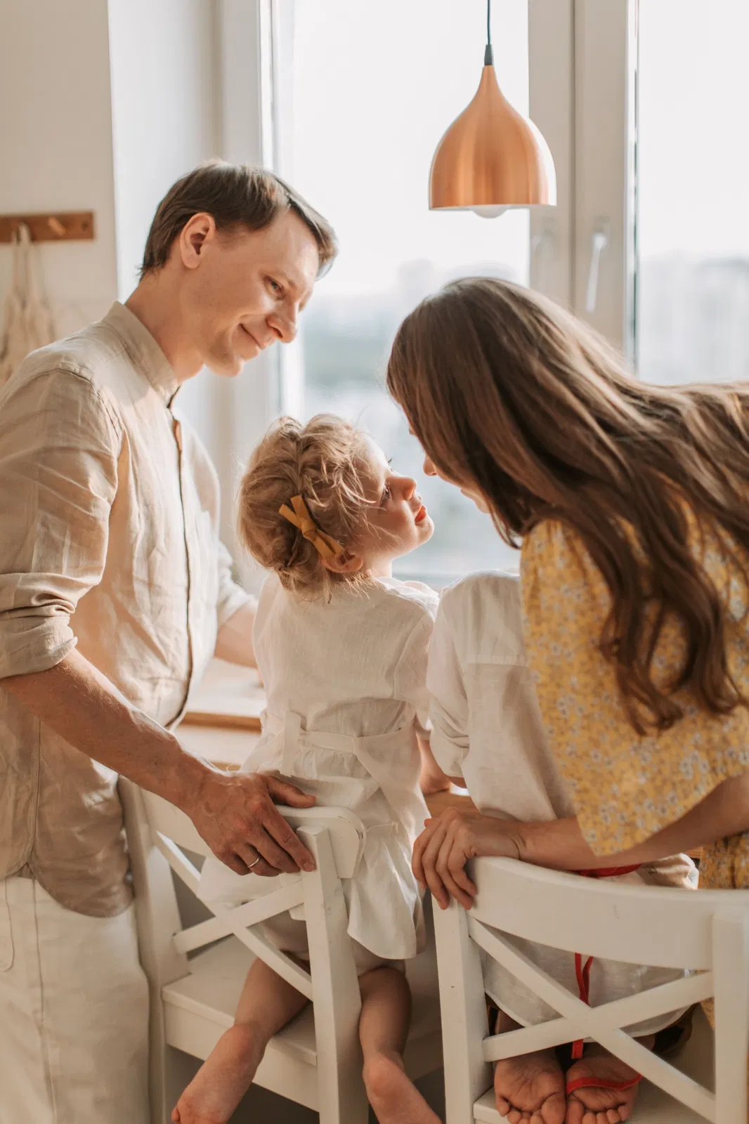 Famiglia che valuta un mutuo al 95 per cento per comprare casa