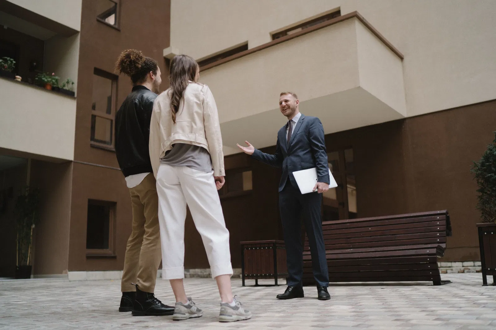Pareja visitando un inmueble con un profesional inmobiliario
